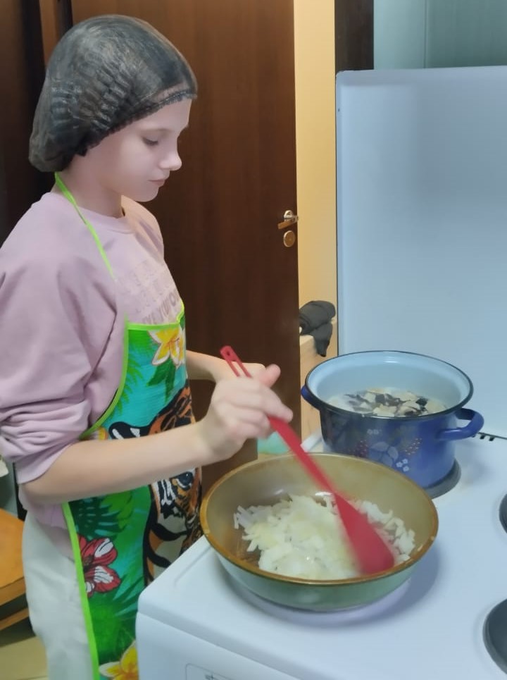 Приготовление шарлотки и грибного супа