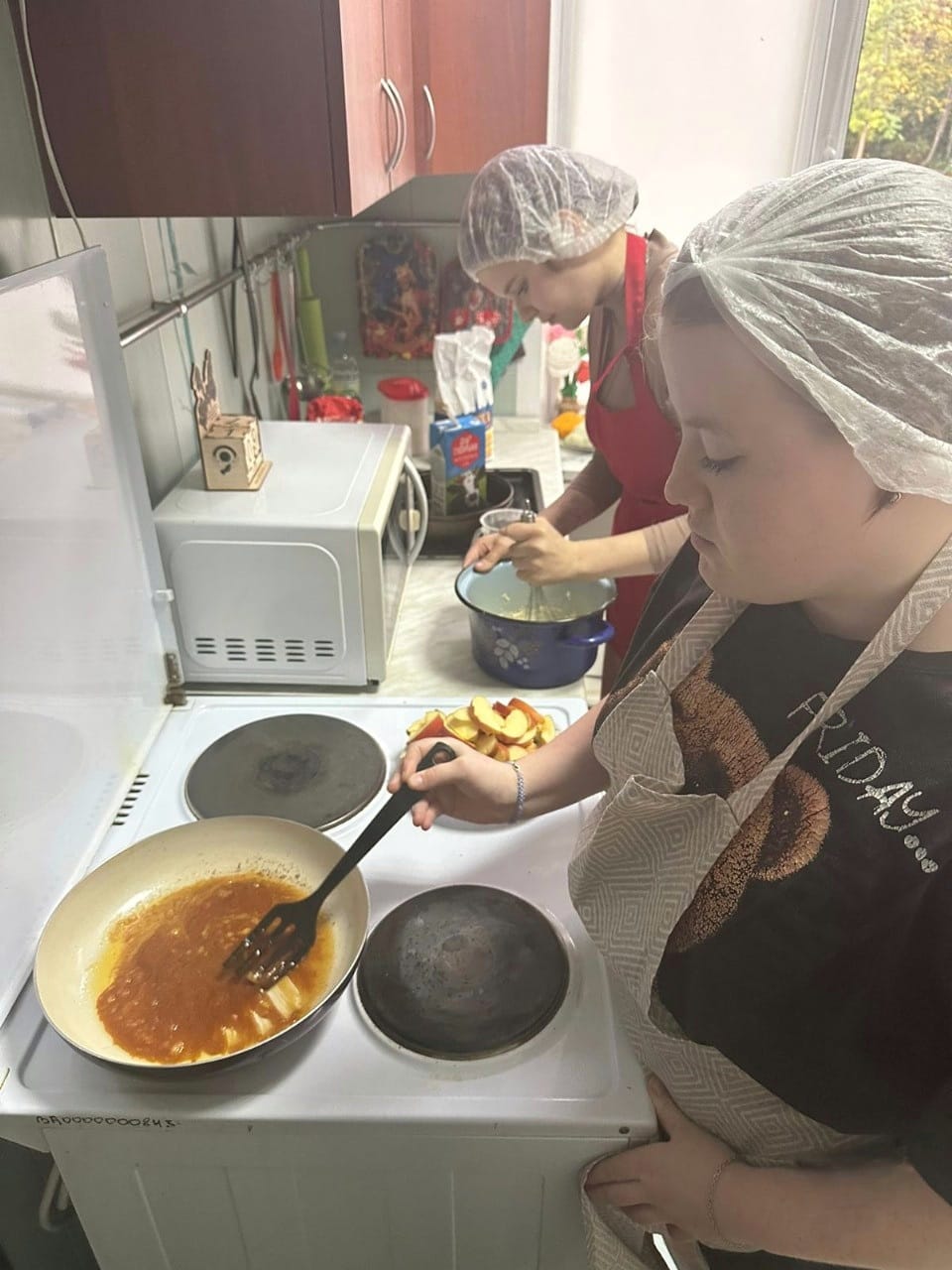 Приготовление шарлотки и грибного супа