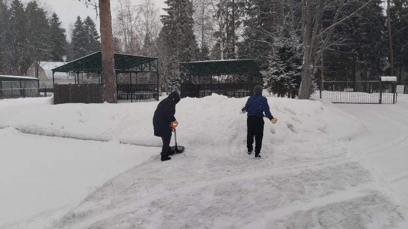 Уборка снега на территории центра