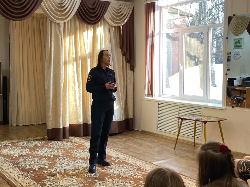 Приезд инспектора ГИБДД Приезд инспектора ГИБДД