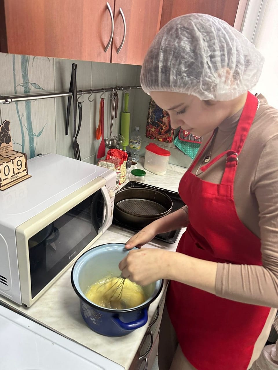 Приготовление шарлотки и грибного супа