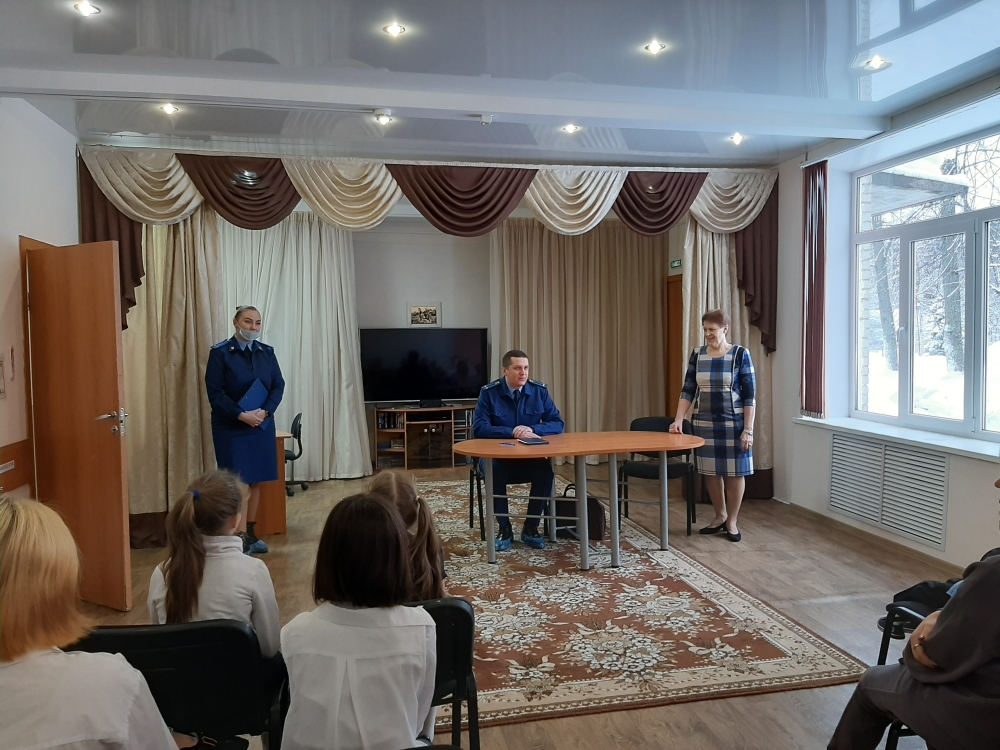 Поздравление с Днем Защитника Отечества от Выборгского городского прокурора Селиверстова Л.С.