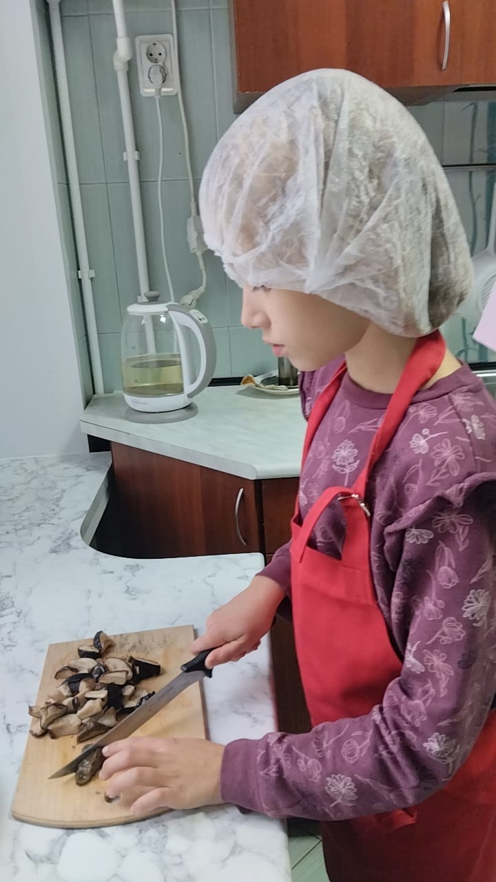 Приготовление шарлотки и грибного супа