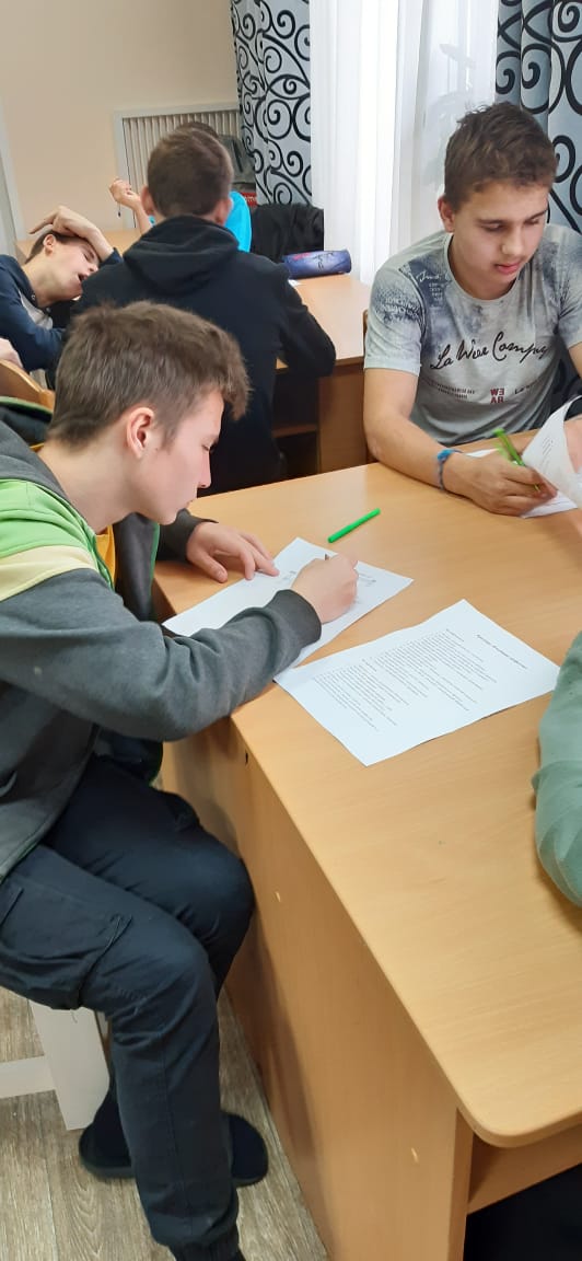 Отгадывание кроссовордов на тему: "Профессии"