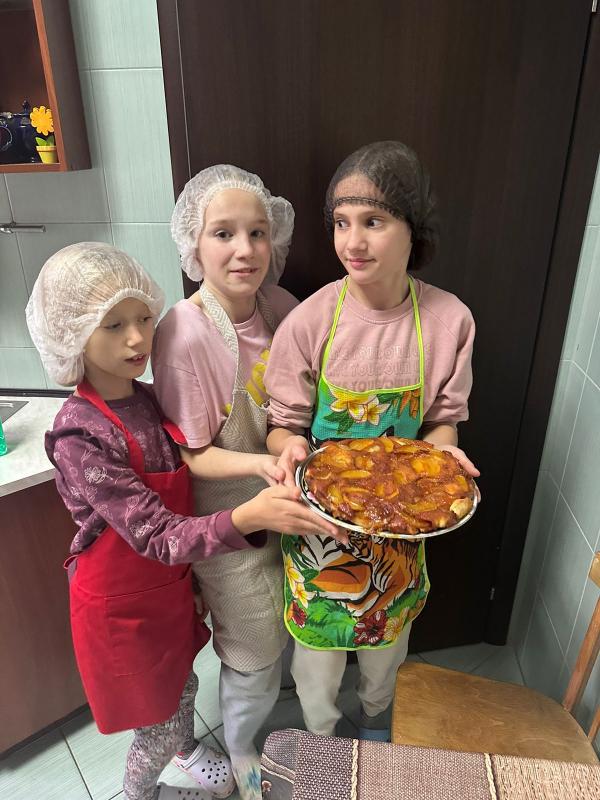 Приготовление шарлотки и грибного супа