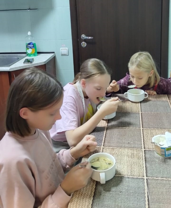 Приготовление шарлотки и грибного супа