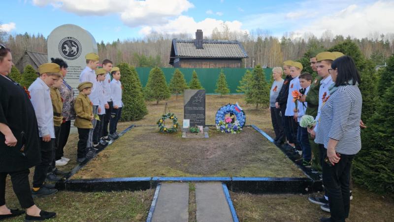 Традиционное возложение венков и цветов к мемориалам и воинским захоронениям