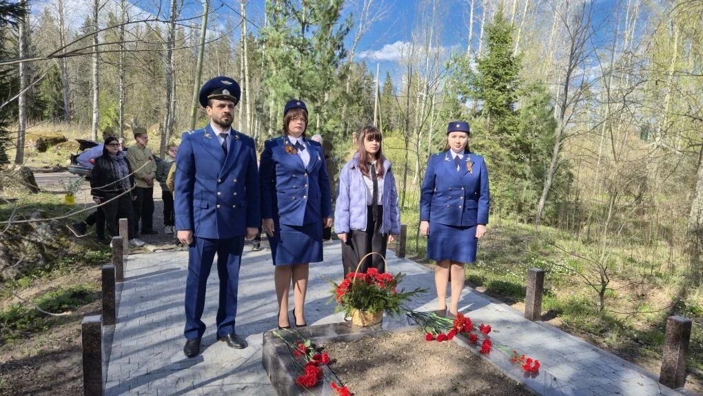 Память сильнее времени: возложение цветов к 81‑й годовщине Победы
