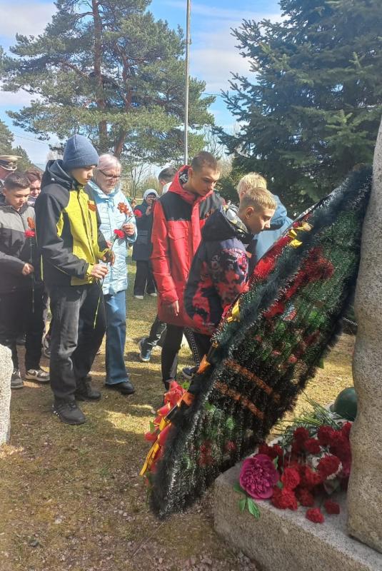 Возложение цветов к памятнику в п. Харитонова