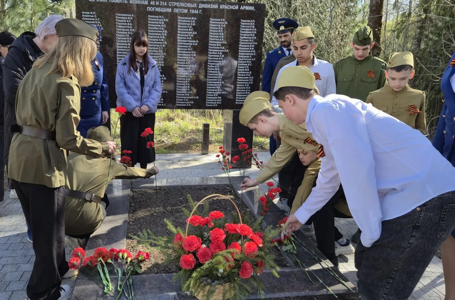Память сильнее времени: возложение цветов к 81‑й годовщине Победы