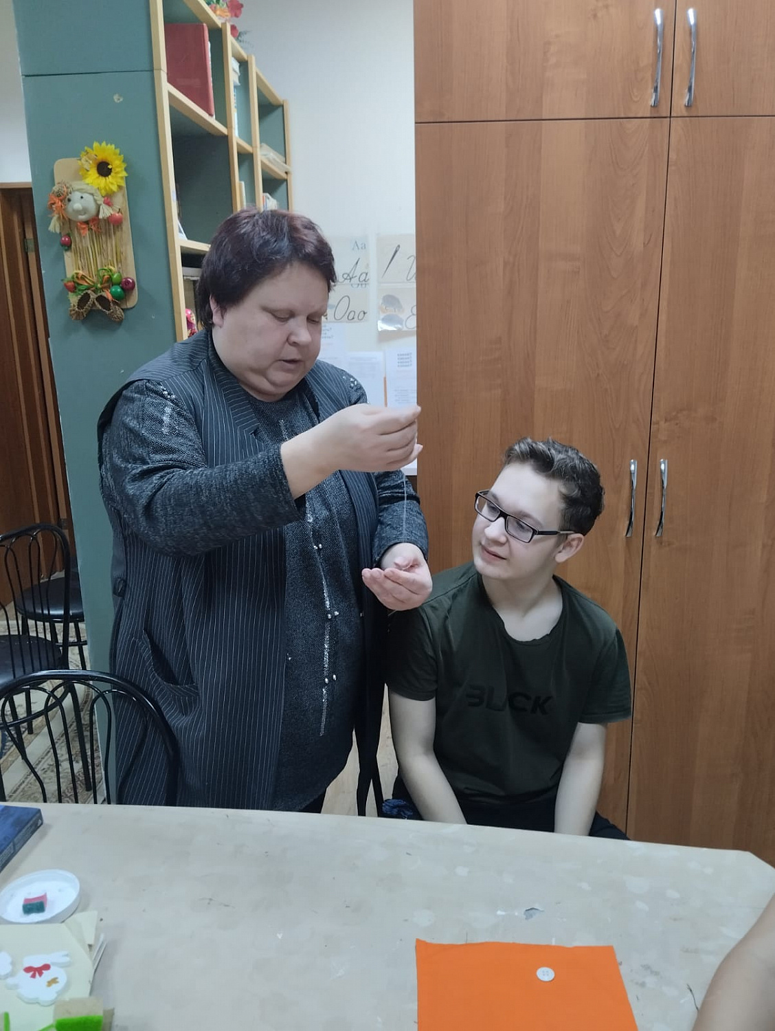 Тематическое занятие по ремонту одежды прошло в ресурсном центре