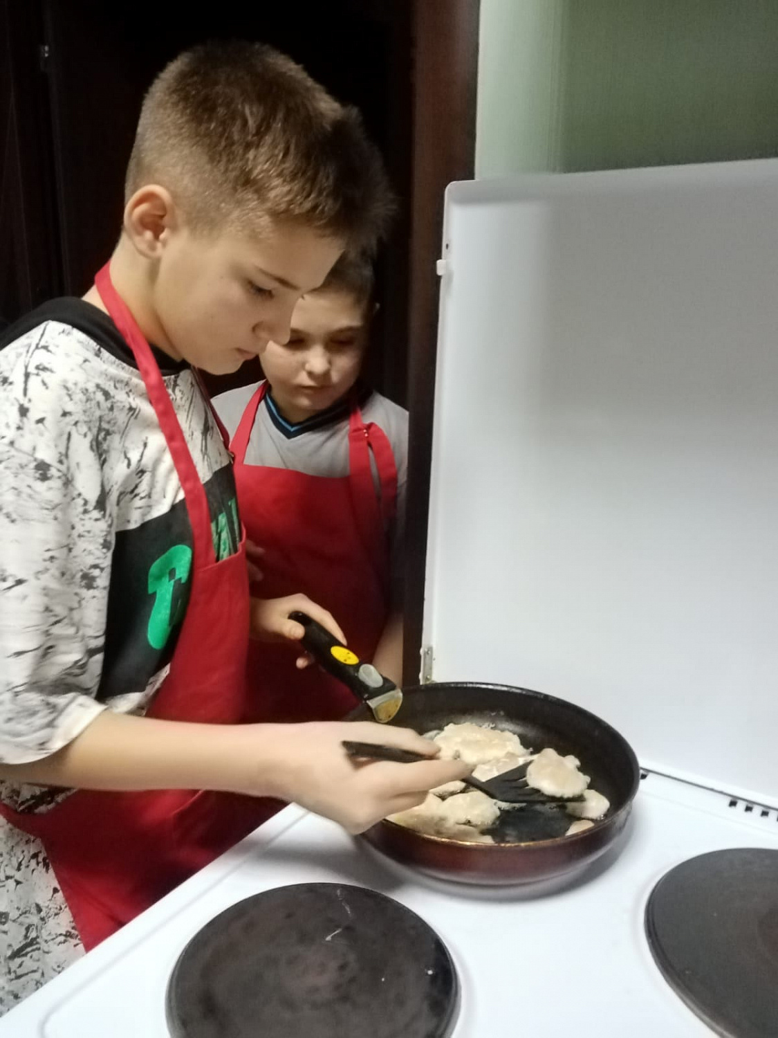 Тематическое занятие по ремонту одежды прошло в ресурсном центре