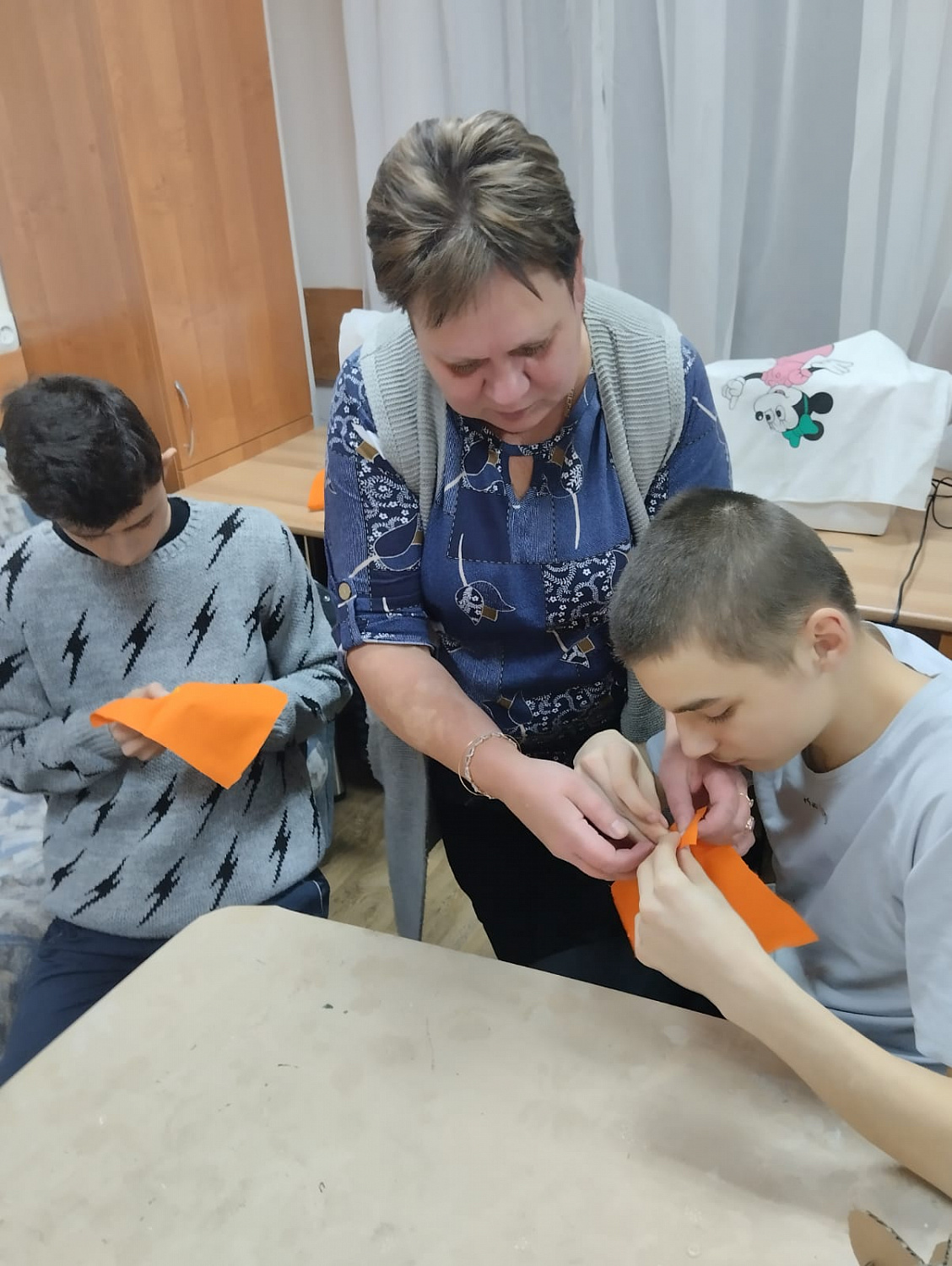 Тематическое занятие по ремонту одежды прошло в ресурсном центре