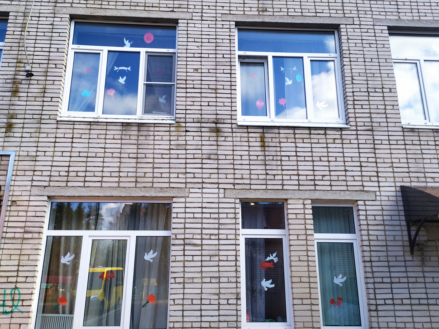 Украшение окон в честь 9 Мая!